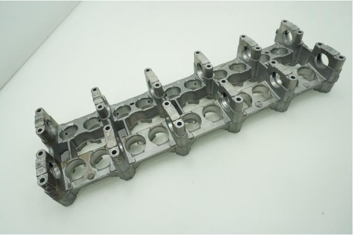 Kamaxelhus från en Mercedes-Benz ML I (163) 2.7 270 CDI 20V 2002