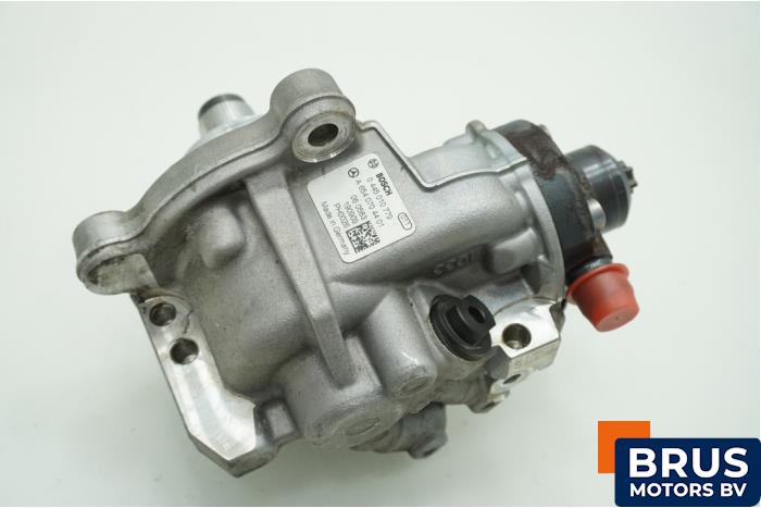 High pressure pump from a Mercedes-Benz Vito (447.6) 2.0 116 CDI 16V 2023