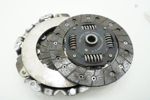 Używane Zestaw sprzegla (kompletny) Opel Corsa C (F08/68) 1.4 16V Twin Port Cena € 90,75 Z VAT oferowane przez Brus Motors BV