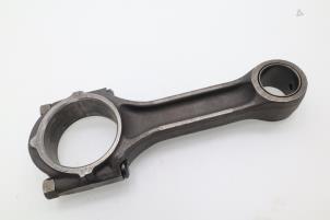 Begagnade Vevstake Hyundai H-100 2.5 Diesel Pris € 90,75 Inklusive moms erbjuds av Brus Motors BV