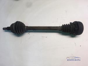 Gebruikte Aandrijfas links-voor Volkswagen Golf IV (1J1) 1.4 16V Prijs € 19,00 Margeregeling aangeboden door Autodemontagebedrijf Middelburg B.V