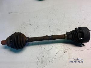 Gebruikte Aandrijfas links-voor Volkswagen Touran (1T1/T2) 1.6 FSI 16V Prijs € 24,00 Margeregeling aangeboden door Autodemontagebedrijf Middelburg B.V