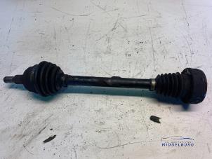 Gebruikte Aandrijfas links-voor Volkswagen Bora (1J2) 1.4 16V Prijs € 19,00 Margeregeling aangeboden door Autodemontagebedrijf Middelburg B.V