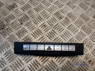 Gebruikte Gevarenlicht Schakelaar Mercedes E (W212) E-220 CDI 16V BlueEfficiency,BlueTEC Prijs € 49,00 Margeregeling aangeboden door Autodemontagebedrijf Middelburg B.V