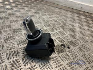 Gebruikte Sleutel + Contactslot Mercedes E (W212) E-200 CDI 16V BlueEfficiency,BlueTEC Prijs € 129,00 Margeregeling aangeboden door Autodemontagebedrijf Middelburg B.V