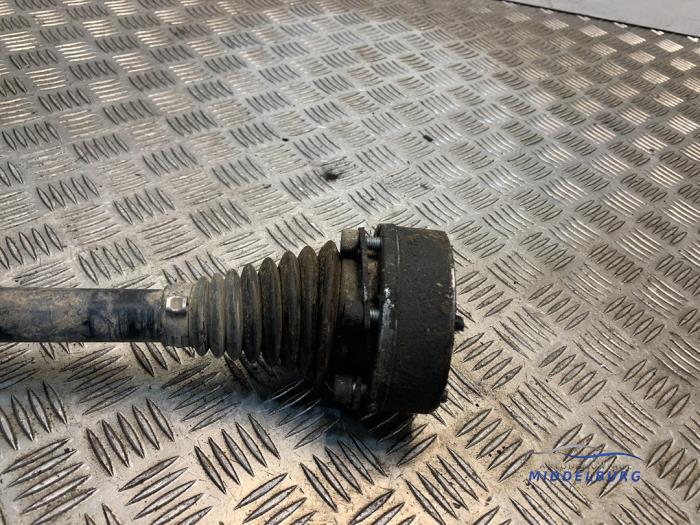 Drivaxel, vänster fram från en Volkswagen Polo V (6R) 1.2 TDI 12V BlueMotion 2011