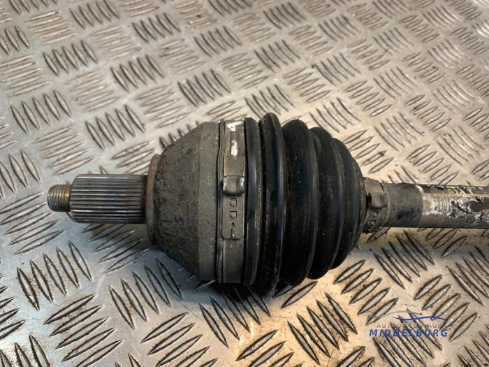 Drivaxel, vänster fram från en Volkswagen Polo V (6R) 1.2 TDI 12V BlueMotion 2011