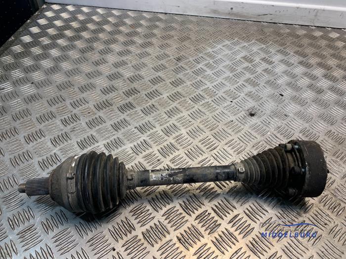 Drivaxel, vänster fram från en Volkswagen Polo V (6R) 1.2 TDI 12V BlueMotion 2011