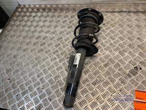 Gebruikte Schokdemperpoot rechts-voor BMW 1 serie (F20) 116d 1.5 12V TwinPower Prijs € 49,00 Margeregeling aangeboden door Autodemontagebedrijf Middelburg B.V
