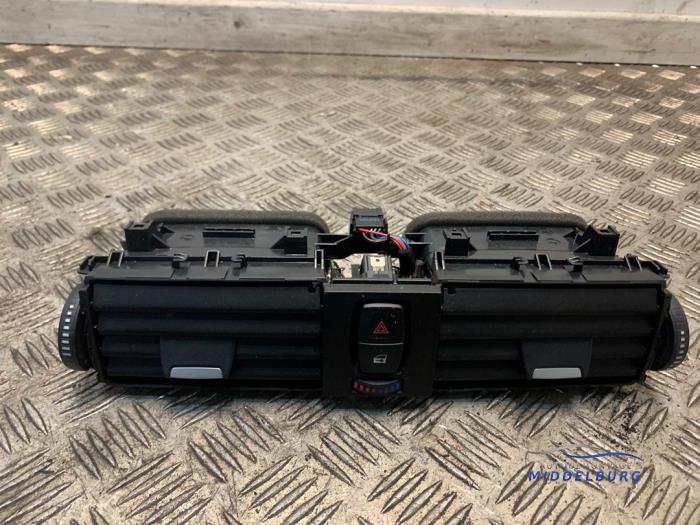 Luchtrooster Dashboard van een BMW 3 serie (F30) 320i 2.0 16V 2013