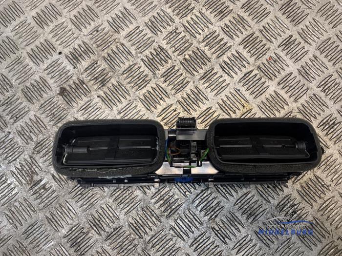 Luchtrooster Dashboard van een BMW 3 serie (F30) 320i 2.0 16V 2013
