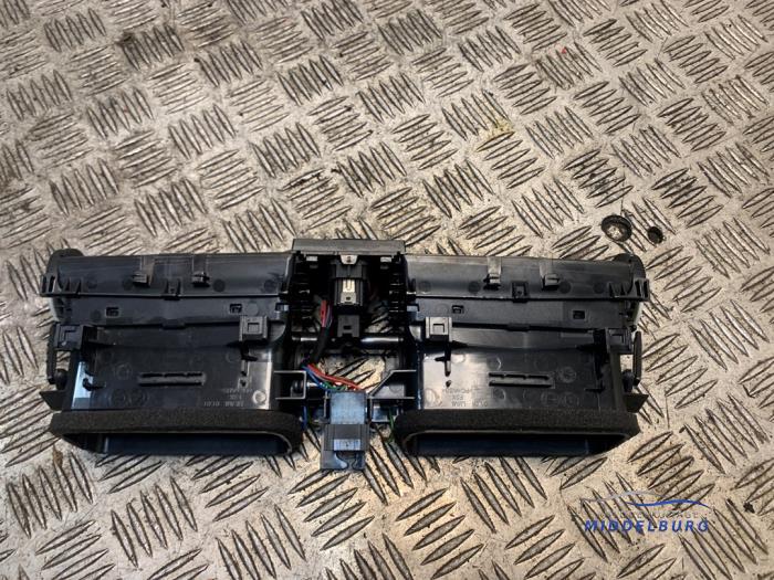 Luchtrooster Dashboard van een BMW 3 serie (F30) 320i 2.0 16V 2013