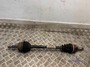 Gebruikte Aandrijfas links-voor Peugeot 208 I (CA/CC/CK/CL) 1.2 Vti 12V PureTech 82 Prijs € 13,00 Margeregeling aangeboden door Autodemontagebedrijf Middelburg B.V
