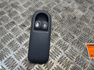 Begagnade Brytare, eldrivna fönster Renault Clio III (BR/CR) 1.2 16V 75 Pris € 10,00 Marginaltabell erbjuds av Autodemontagebedrijf Middelburg B.V