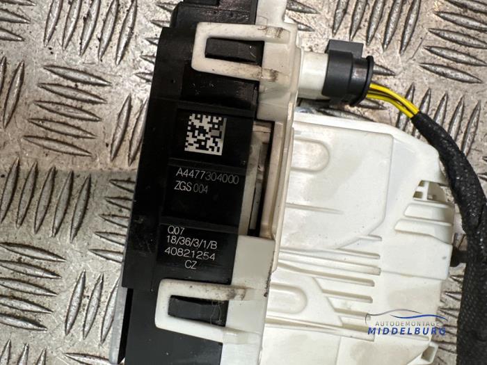 Låsmekanism, skjutdörr, höger från en Mercedes-Benz Vito (447.6) 2.2 116 CDI 16V 2018