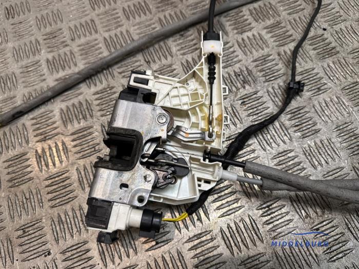 Låsmekanism, skjutdörr, höger från en Mercedes-Benz Vito (447.6) 2.2 116 CDI 16V 2018