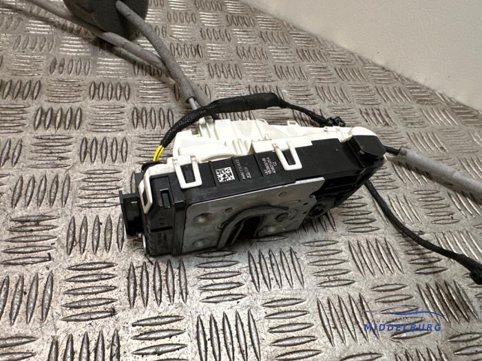 Låsmekanism, skjutdörr, höger från en Mercedes-Benz Vito (447.6) 2.2 116 CDI 16V 2018