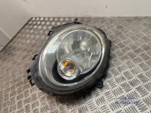 Begagnade Strålkastare, vänster Mini Mini (R56) 1.4 16V One Pris € 74,00 Marginaltabell erbjuds av Autodemontagebedrijf Middelburg B.V