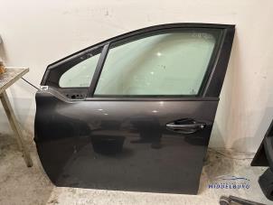 Begagnade Dörr, 4-dörrars, vänster fram Peugeot 208 I (CA/CC/CK/CL) 1.2 Vti 12V PureTech 82 Pris € 60,00 Marginaltabell erbjuds av Autodemontagebedrijf Middelburg B.V