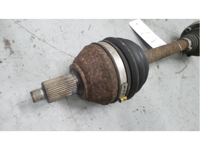Drivaxel, vänster fram från en Seat Ibiza ST (6J8) 1.2 TDI Ecomotive 2013