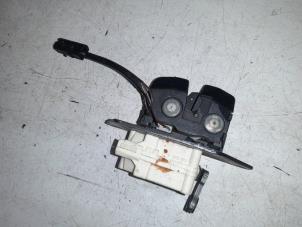 Używane Rygiel tylnej klapy Fiat Croma (194) 1.9 D Multijet 16V Cena € 25,00 Procedura marży oferowane przez A.T.S. van de Wiel