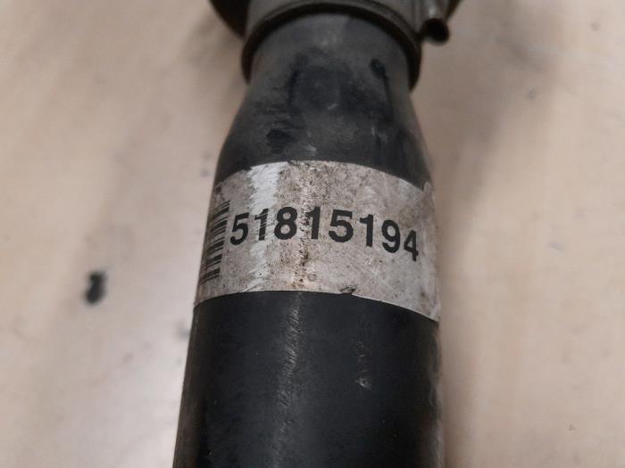 Drivaxel, höger fram från en Fiat Doblo Cargo (263) 1.6 D Multijet 2012