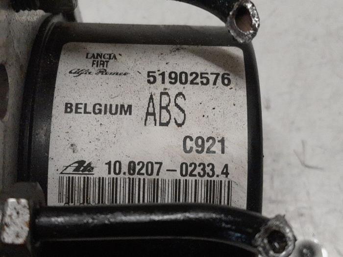 ABS-pump från en Fiat Doblo Cargo (263) 1.6 D Multijet 2012