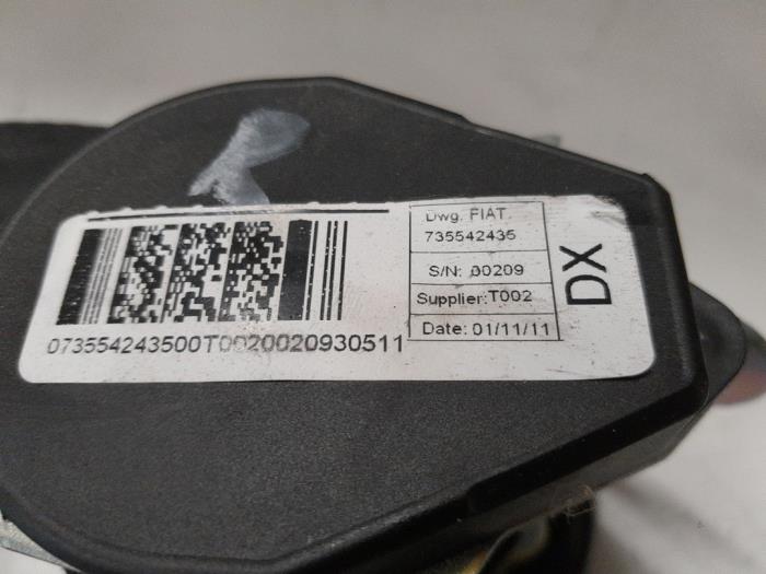 Främre säkerhetsbälte, höger från en Fiat Doblo Cargo (263) 1.6 D Multijet 2012