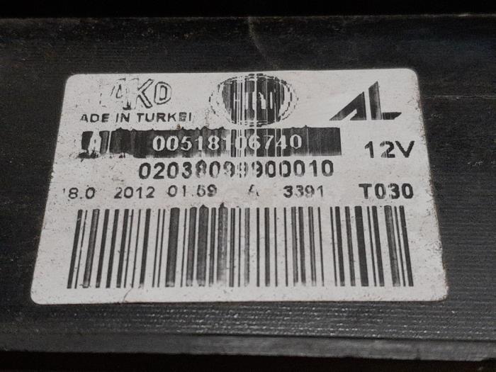 Baklykta, vänster från en Fiat Doblo Cargo (263) 1.6 D Multijet 2012