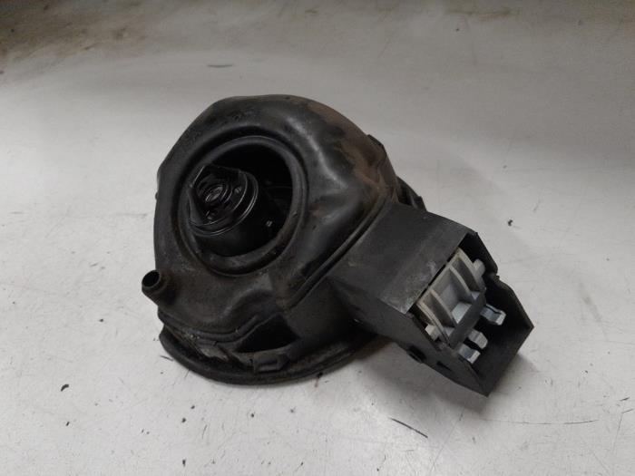 Tanklucka från en Fiat Doblo Cargo (263) 1.6 D Multijet 2012