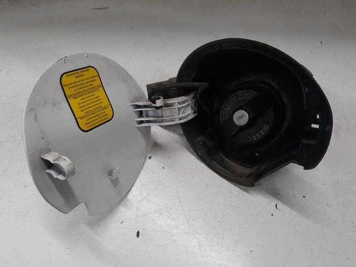 Tanklucka från en Fiat Doblo Cargo (263) 1.6 D Multijet 2012