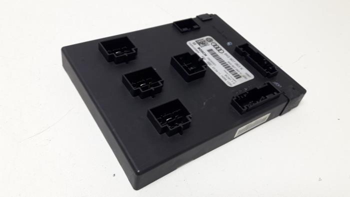 Dator , karosskontroll (BCM) från en Audi A4 Avant (B8) 2.0 TDI 16V 2011