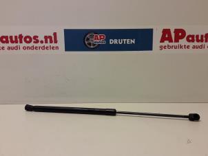 Begagnade Gasfjäder, vänster bak Audi A2 (8Z0) 1.4 TDI Pris € 45,00 Marginaltabell erbjuds av AP Auto's