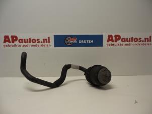 Gebruikte Servo Oliereservoir Audi A4 (B8) 2.0 TFSI 16V Prijs € 15,00 Margeregeling aangeboden door AP Auto's