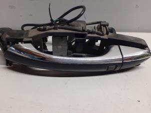 Używane Uchwyt drzwi prawych tylnych wersja 4-drzwiowa Mercedes E (W211) 5.0 E-500 V8 24V Cena na żądanie oferowane przez Tijdeman Mercedes Onderdelen