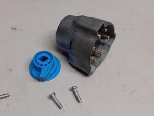 Begagnade Kontaktblock, tändningslås Mercedes C (W202) 2.2 C-220 16V Pris på förfrågan erbjuds av Tijdeman Mercedes Onderdelen