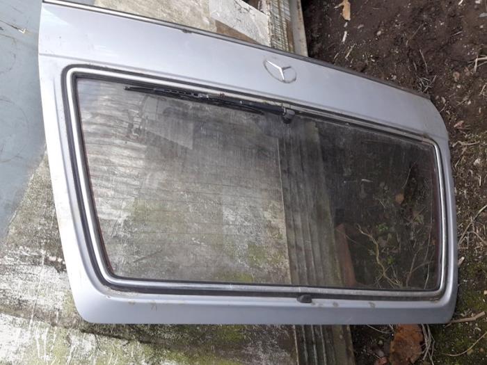 Baklucka från en Mercedes-Benz T/TE/TD (S123) 200 T 1980