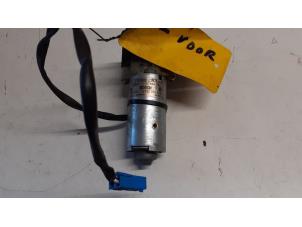 Begagnade Sätesmotor Mercedes CLK (R208) 2.0 200K 16V Pris på förfrågan erbjuds av Tijdeman Mercedes Onderdelen