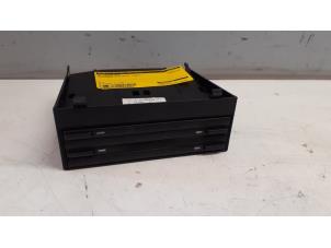 Begagnade CD-växlare Mercedes B (W245) 1.5 B-150 16V Pris € 25,00 Marginaltabell erbjuds av Tijdeman Mercedes Onderdelen