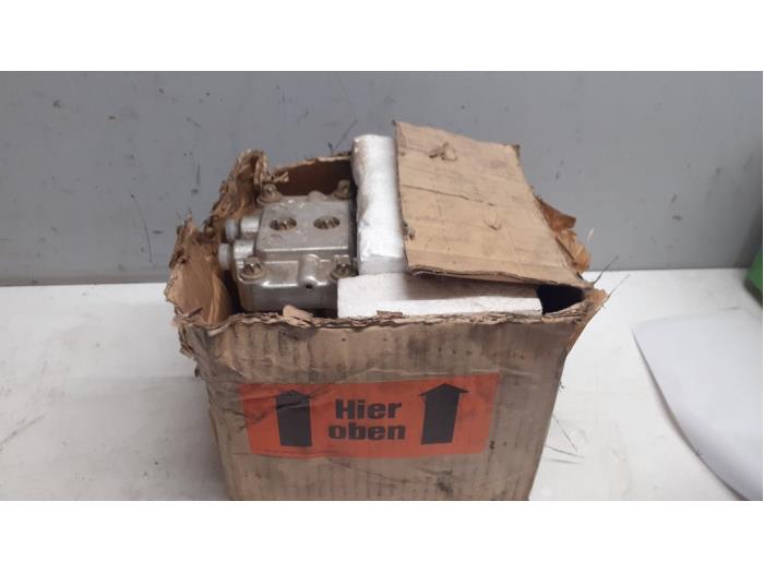 ABS-pump från en Mercedes-Benz L serie 4t (309/611) 409D 1989