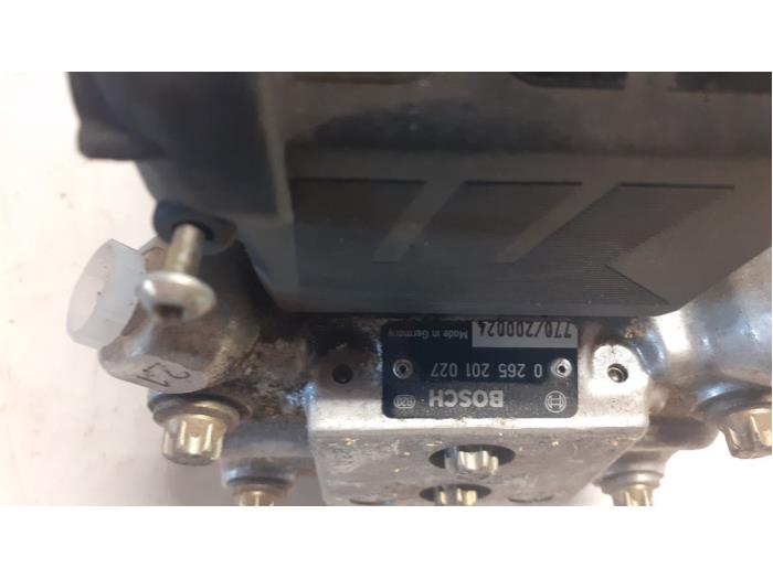 ABS-pump från en Mercedes-Benz L serie 4t (309/611) 409D 1989