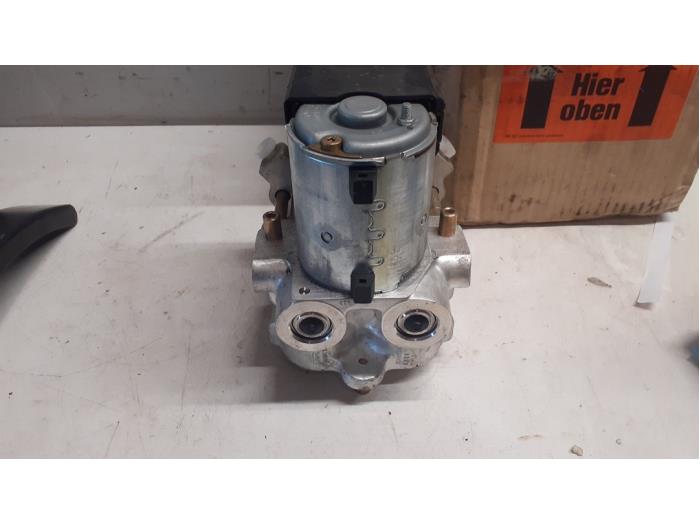ABS-pump från en Mercedes-Benz L serie 4t (309/611) 409D 1989