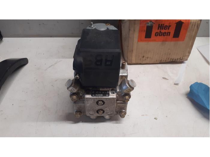 ABS-pump från en Mercedes-Benz L serie 4t (309/611) 409D 1989