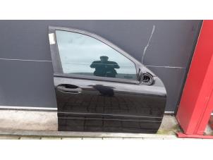 Begagnade Framdörr, 4-dörrars, höger Mercedes C Combi (S203) 1.8 C-180K 16V Pris på förfrågan erbjuds av Tijdeman Mercedes Onderdelen