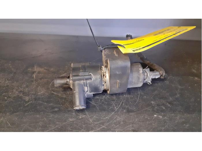 Vattenpump från en Mercedes-Benz ML I (163) 270 2.7 CDI 20V 2000