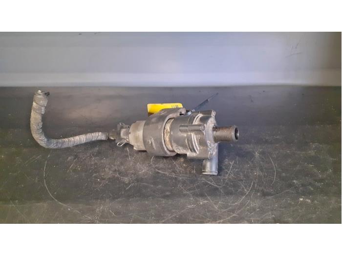 Vattenpump från en Mercedes-Benz ML I (163) 270 2.7 CDI 20V 2000