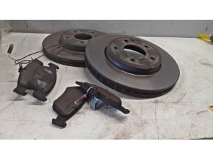 Gebruikte Remschijf + blok voor Mercedes SLK (R170) 2.0 200 K 16V Prijs € 45,00 Margeregeling aangeboden door Tijdeman Mercedes Onderdelen