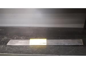 Begagnade Dekorstripe Mercedes SLK (R170) 2.0 200 16V Pris € 20,00 Marginaltabell erbjuds av Tijdeman Mercedes Onderdelen