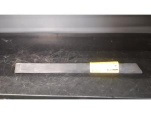 Begagnade Dekorstripe Mercedes SLK (R170) 2.0 200 16V Pris € 20,00 Marginaltabell erbjuds av Tijdeman Mercedes Onderdelen