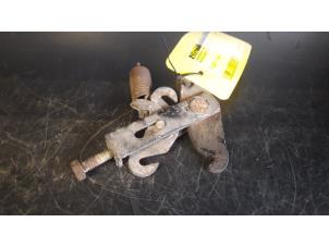 Gebruikte Handrem Mechaniek Mercedes SLK (R170) 2.0 200 16V Prijs op aanvraag aangeboden door Tijdeman Mercedes Onderdelen